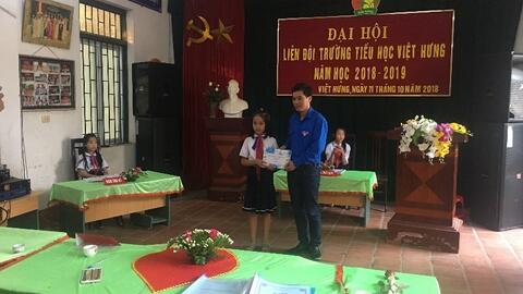  Anh Trịnh Quốc Tạo-Bí thư Đoàn xã Việt Hưng tặng quà đại hội